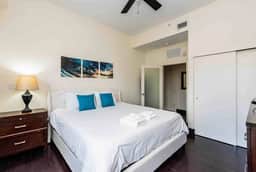 Cool, modern 1 bed * Sleeps 4 * Parking * Balcony