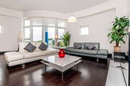 *Unbelievable 2 bed/2 bath* 1200sq ft * Parking *