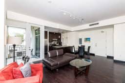 Updated Apt * Parking * Boutique bdg * Sleeps 4 *