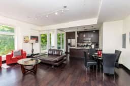 Updated Apt * Parking * Boutique bdg * Sleeps 4 *