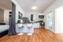 Hotel style studio * *Hot tub * Design District