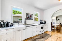 Design District * Chic House * Yard * Sleeps 4