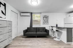 Charming cottage * Design District *Hot Tub * Yard