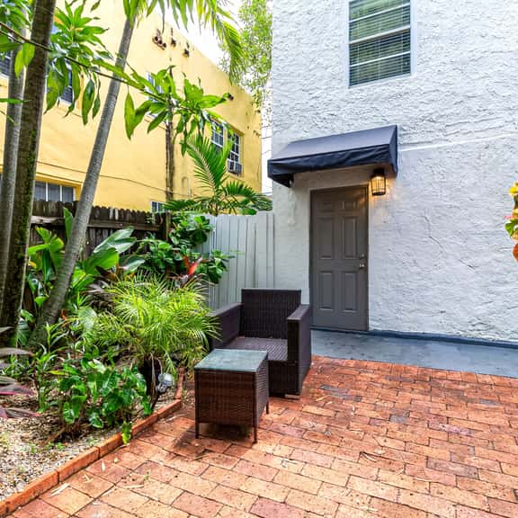 Charming cottage * Design District *Hot Tub * Yard - Image 1