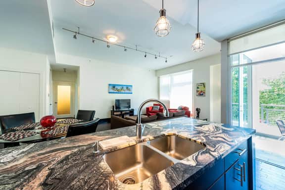 Cool, modern 1 bed * Sleeps 4 * Parking * Balcony