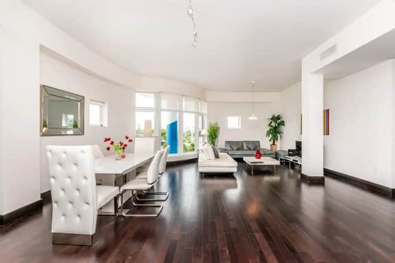 *Unbelievable 2 bed/2 bath* 1200sq ft * Parking *