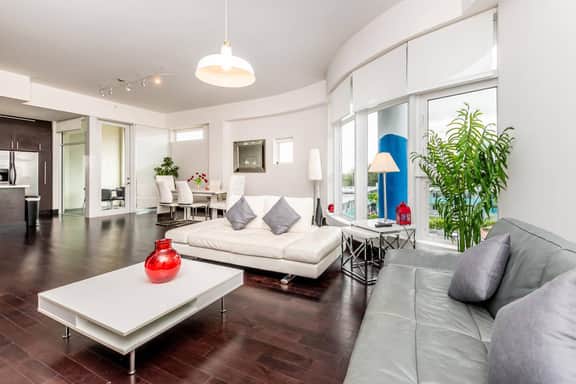 *Unbelievable 2 bed/2 bath* 1200sq ft * Parking *