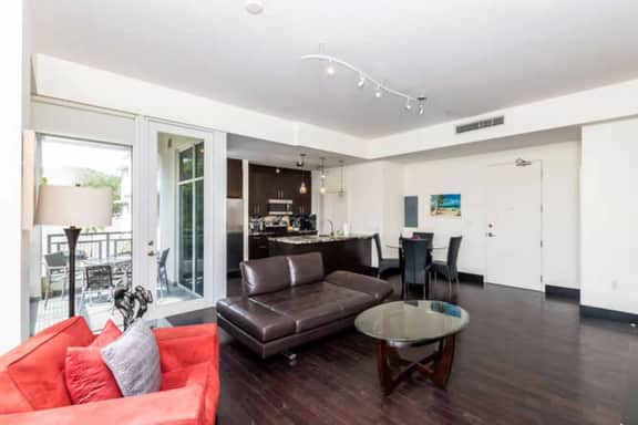 Updated Apt * Parking * Boutique bdg * Sleeps 4 *