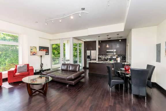 Updated Apt * Parking * Boutique bdg * Sleeps 4 *