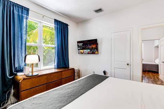 Design District * Chic House * Yard * Sleeps 4