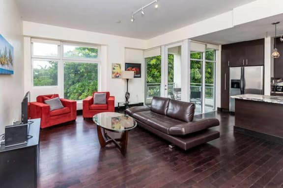 Updated Apt * Parking * Boutique bdg * Sleeps 4 *