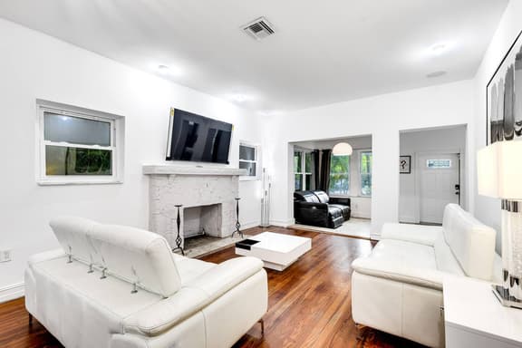 3 bed/2 bath*Design District*Hot tub*Parking*Yard