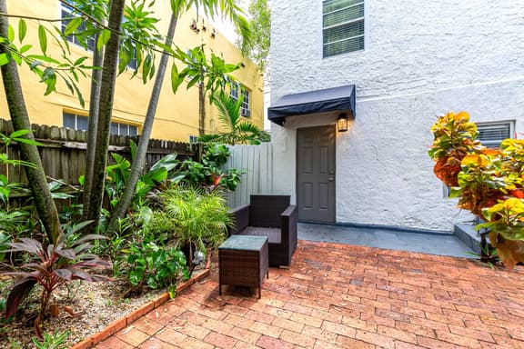 Charming cottage * Design District *Hot Tub * Yard
